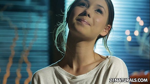 Taylor Sands – Unboxing